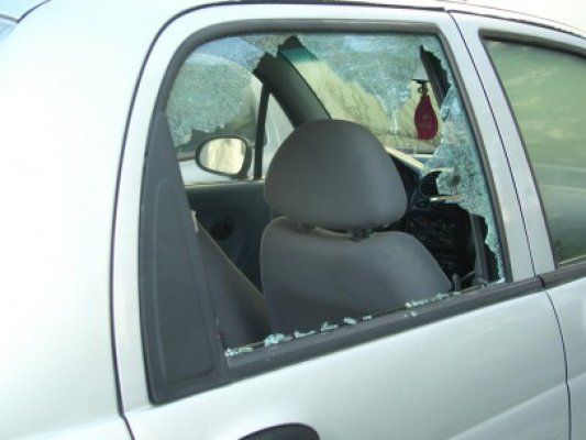 A spart geamul unui autoturism, pe raza Secţiei 2 Poliţie